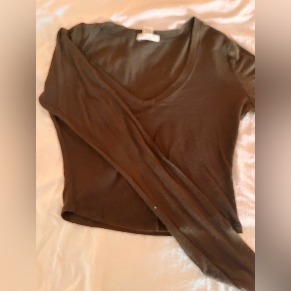 V-Neck Cropped Top - Picture 3 of 3